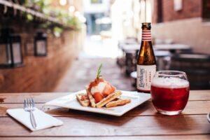 Read more about the article 12 Tips to Save Money When Eating Out (Without Giving Up on Fun!)